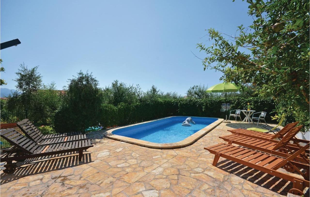 1 Bedroom Nice Apartment In Kastel Sucurac Kaštela Exterior foto