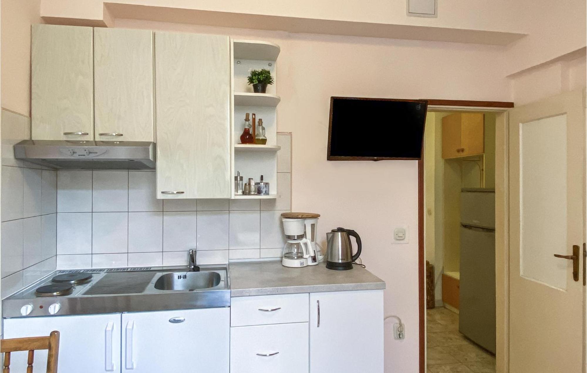 1 Bedroom Nice Apartment In Kastel Sucurac Kaštela Exterior foto