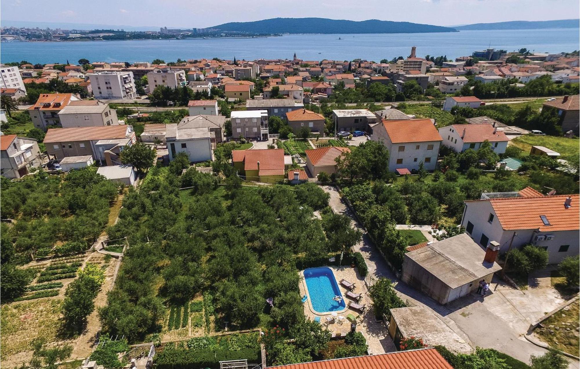 1 Bedroom Nice Apartment In Kastel Sucurac Kaštela Exterior foto