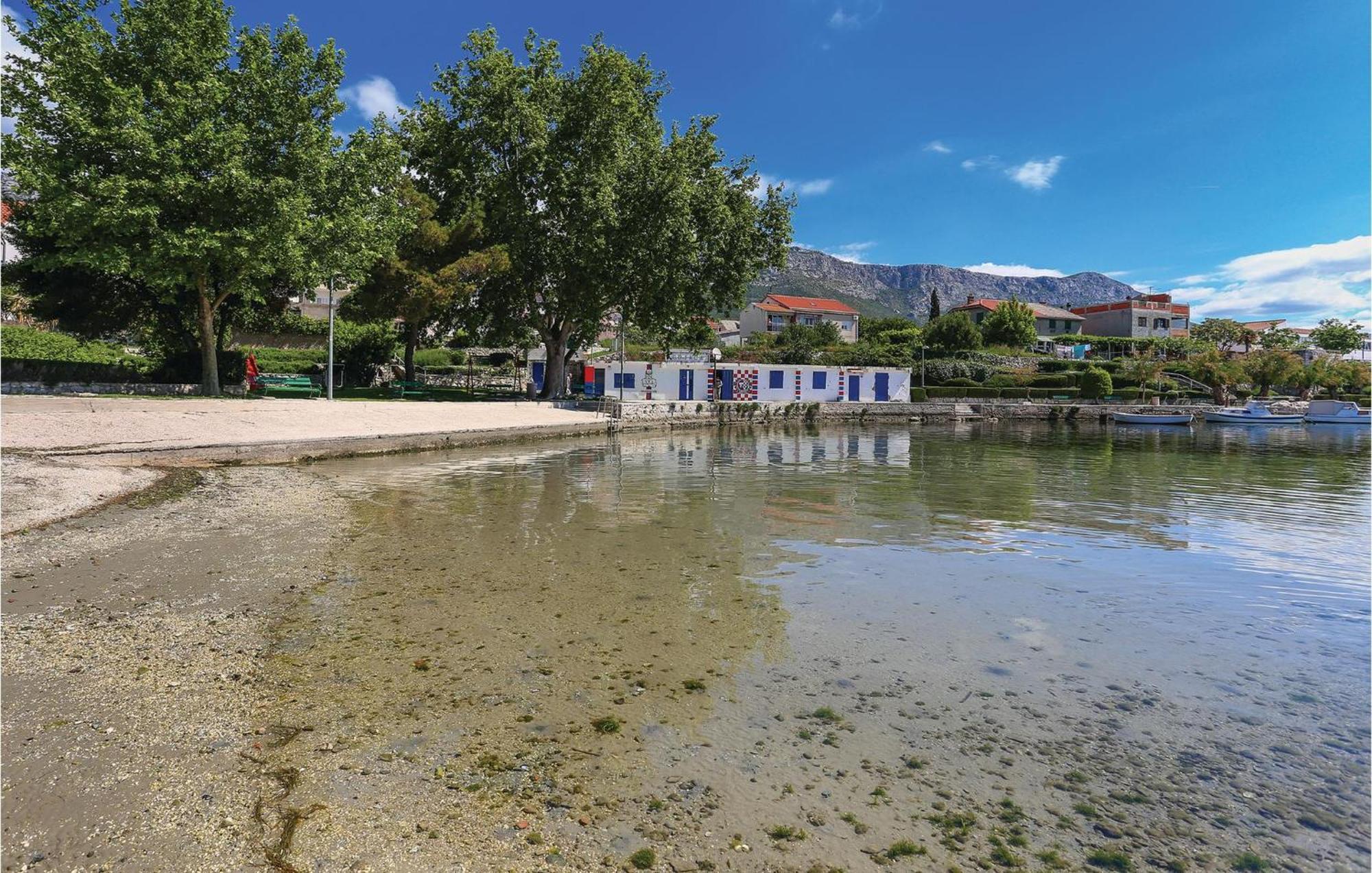 1 Bedroom Nice Apartment In Kastel Sucurac Kaštela Exterior foto