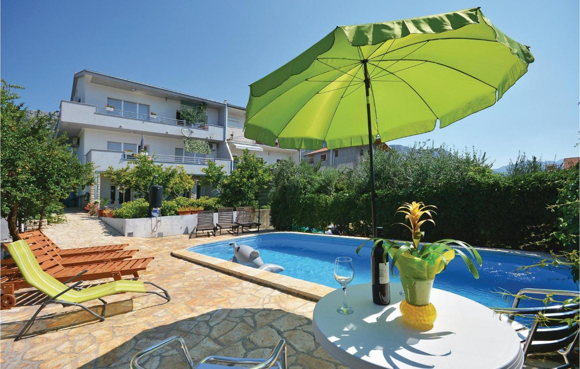 1 Bedroom Nice Apartment In Kastel Sucurac Kaštela Exterior foto