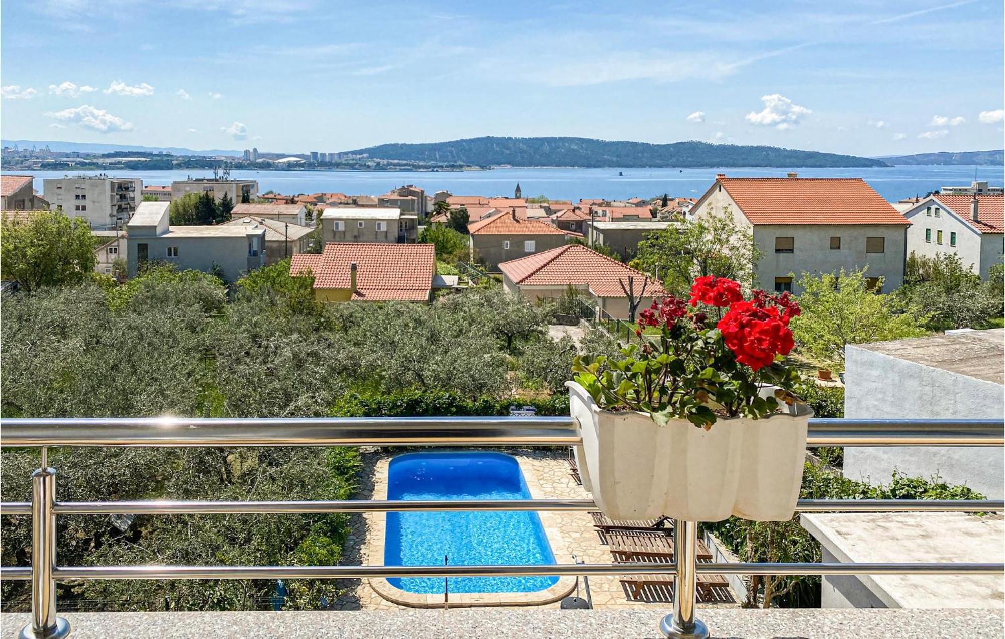 1 Bedroom Nice Apartment In Kastel Sucurac Kaštela Exterior foto